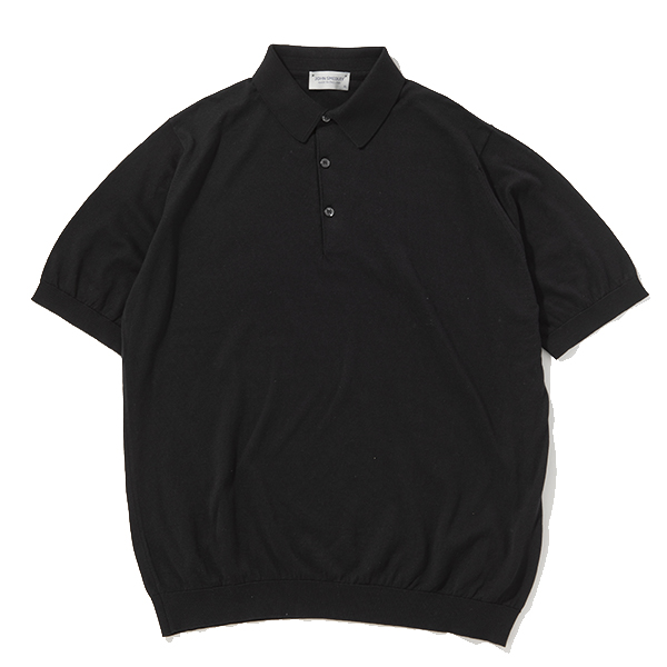 ゆったり着てもルーズに見えない、ジョンスメドレーの“大人ニットポロ