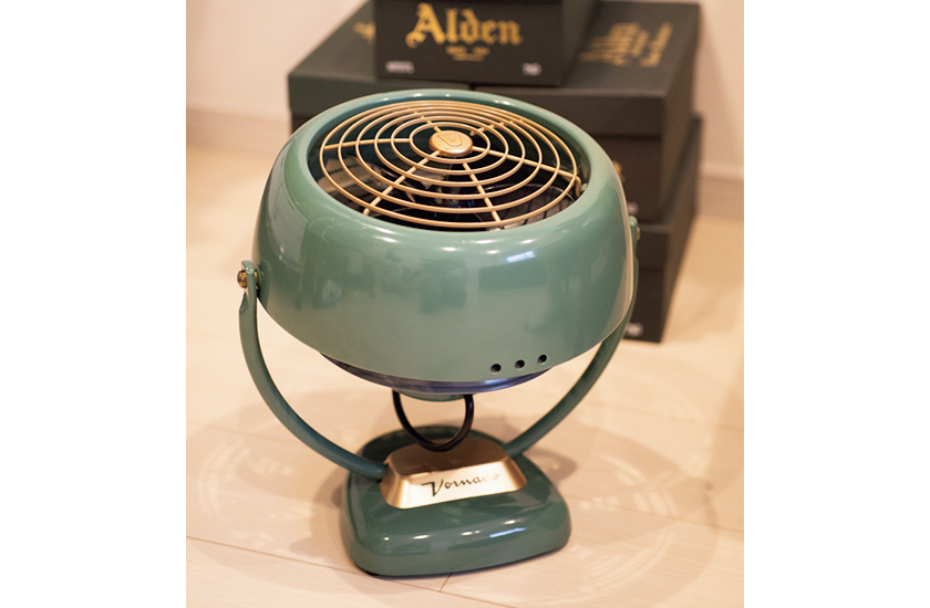 アンティークグリーンがインテリア映え抜群。ボルネードの