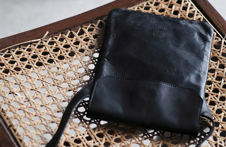 ナイロン製とはコクが違う!! ガンゾの馬革製サコッシュ｜雑誌Begin