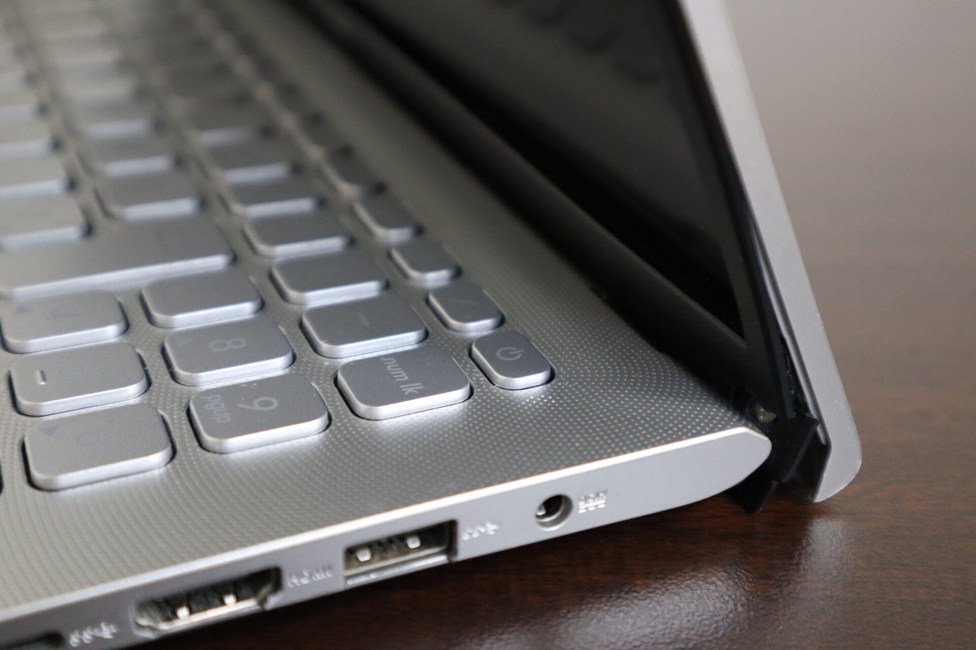 液晶画面の開け閉めができない、ASUS製ノートパソコン【VivoBook 15