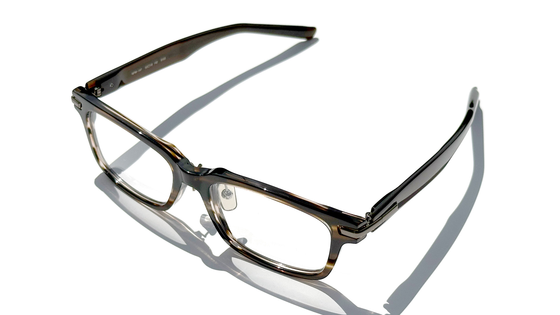 ビルトイン構造採用のエッジィなネオプラスチックフレーム「NPM-147