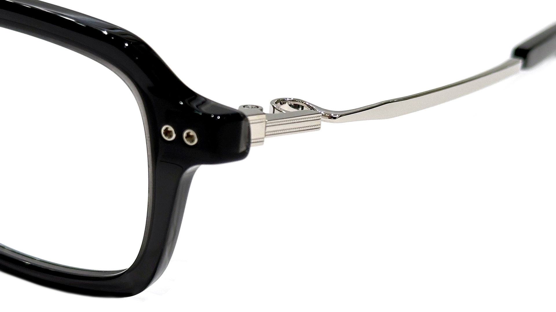 どっしりしたスクエアフロントに繊細なメタルテンプルが映える999.9