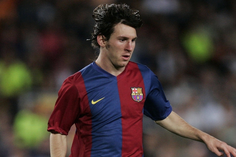 天才メッシ、キャリア史上「最も物議を醸したゴール」に英注目