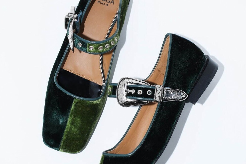 トーガ プルラ新作メリージェーンシューズ、ブラックレザーorバイ