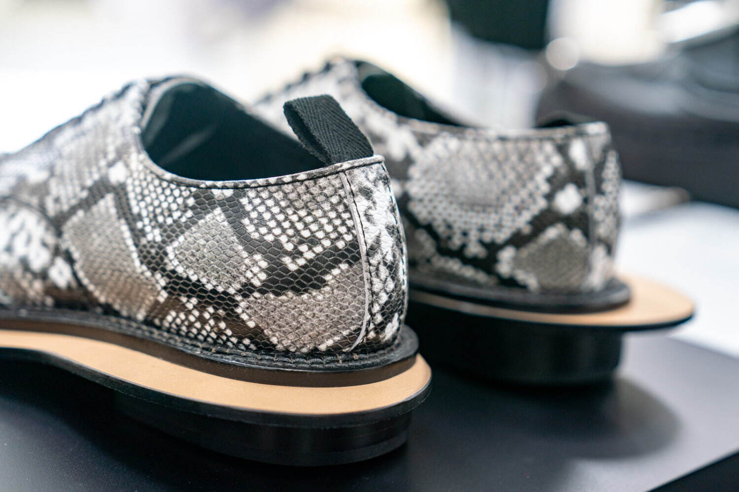 コム デ ギャルソン・オム プリュス×キッズ ラブ ゲイト、“プレート”を