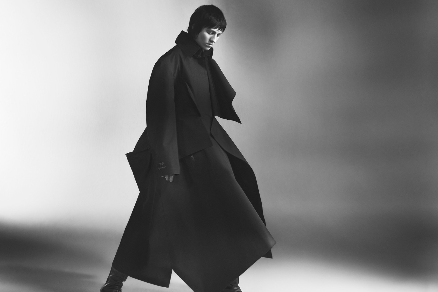 ヨウジヤマモト×アディダス“黒”の防水ウェア「Y-3 アトリエ ゴアテック