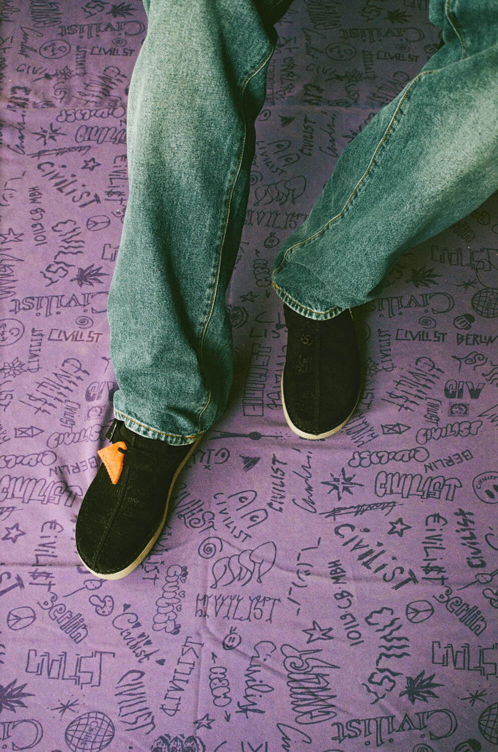 クラークス オリジナルズ“落書き風”デボス加工入り「ワラビー