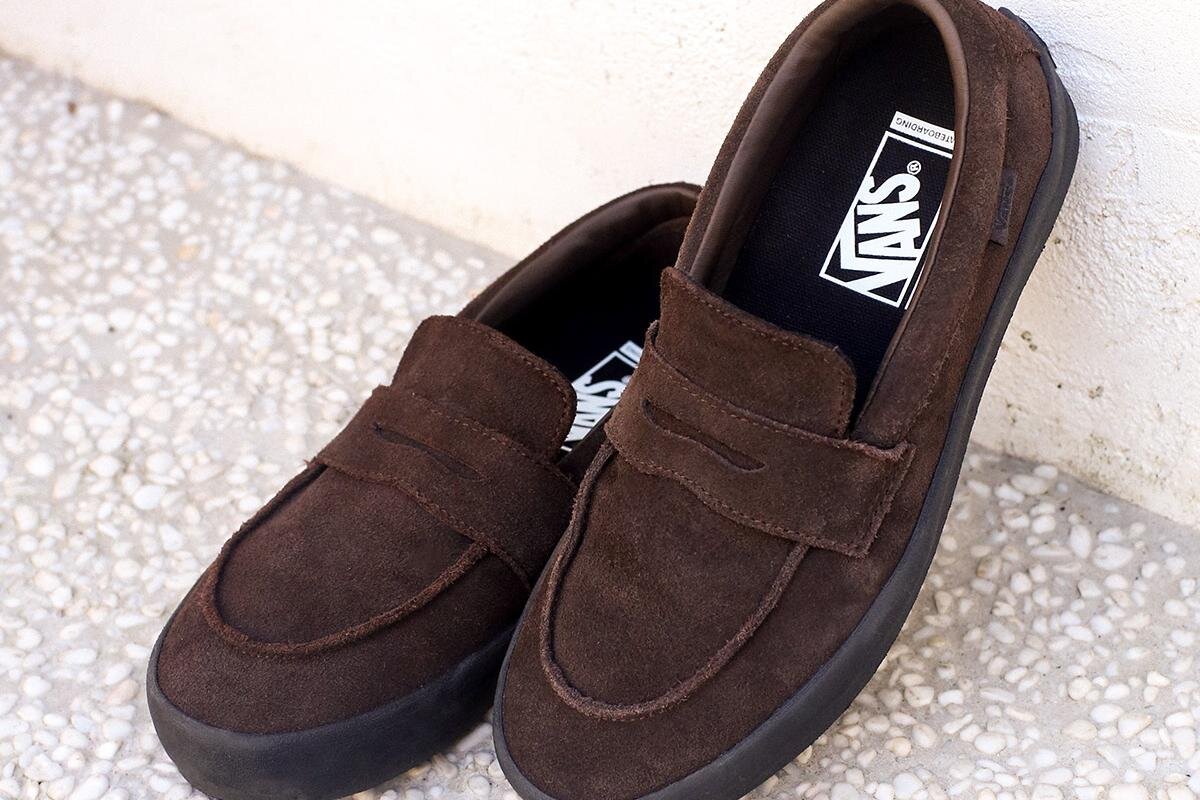 Vans“スエード”のスケートローファー、ブラウンやベージュのシックな