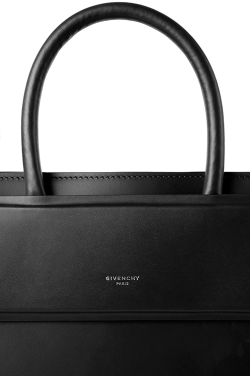 ジバンシィの新アイコンバッグ「ホライゾン」単一カラーにレザーベルト