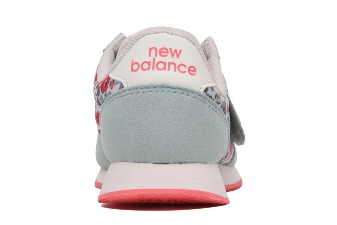 キャス キッドソン×ニューバランスのコラボシューズ、小花模様を