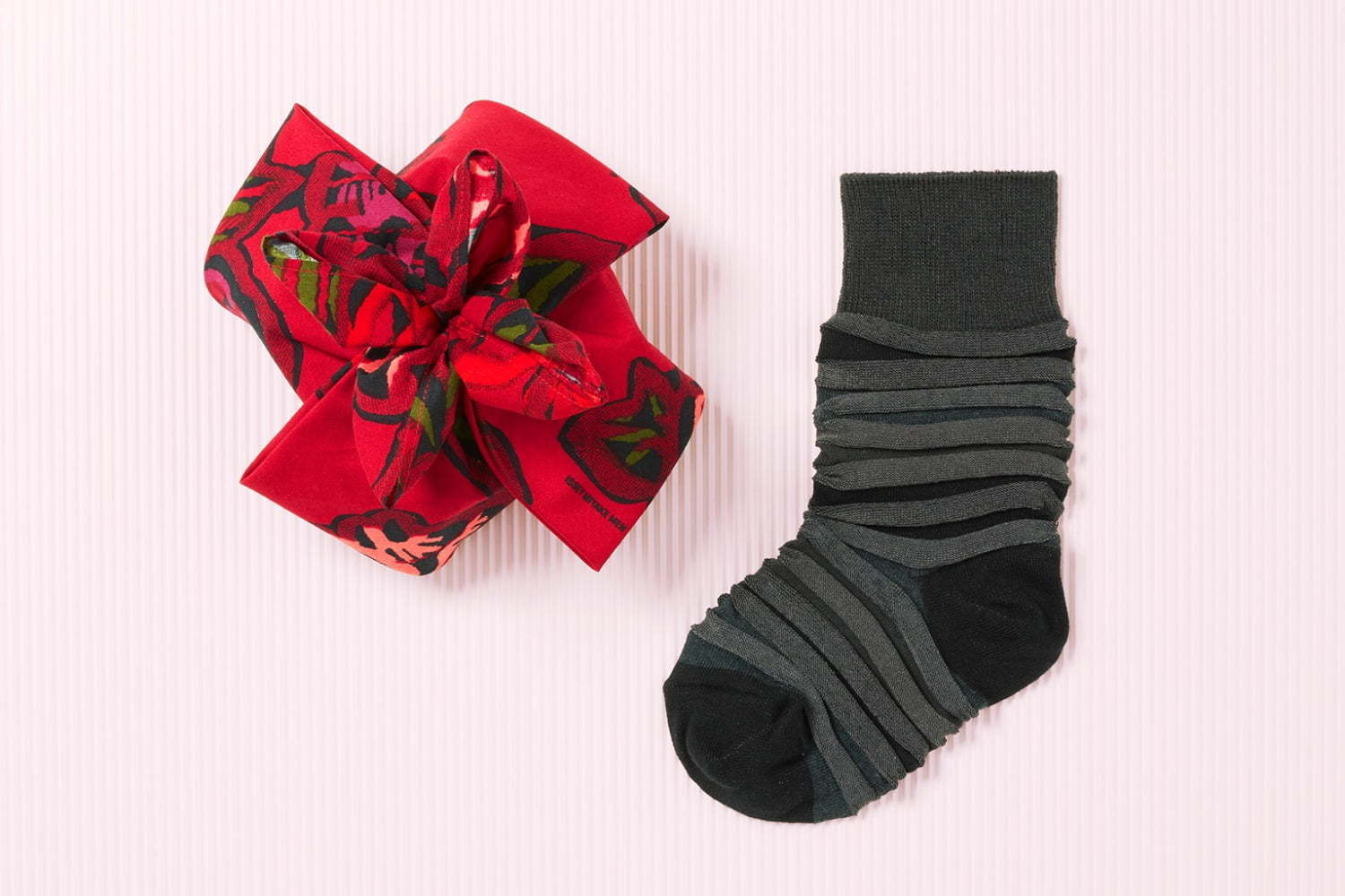 イッセイ ミヤケ メンからバレンタイン向け”花”モチーフ限定ソックス