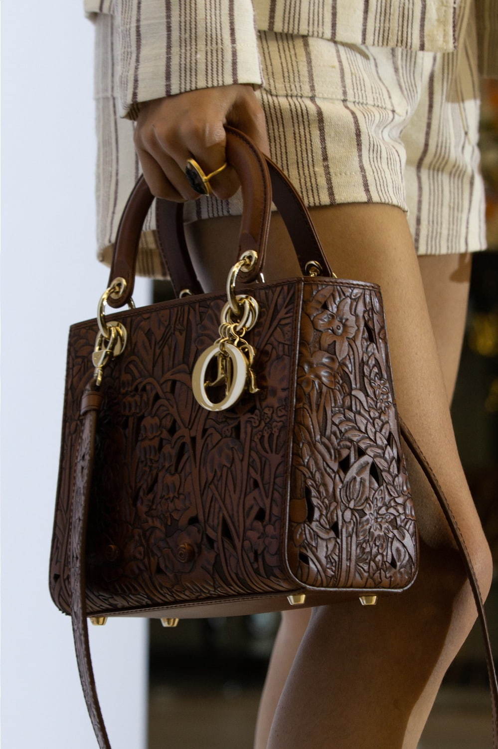 ディオール 20年リゾート新作バッグ、透かし模様×植物柄「レディ