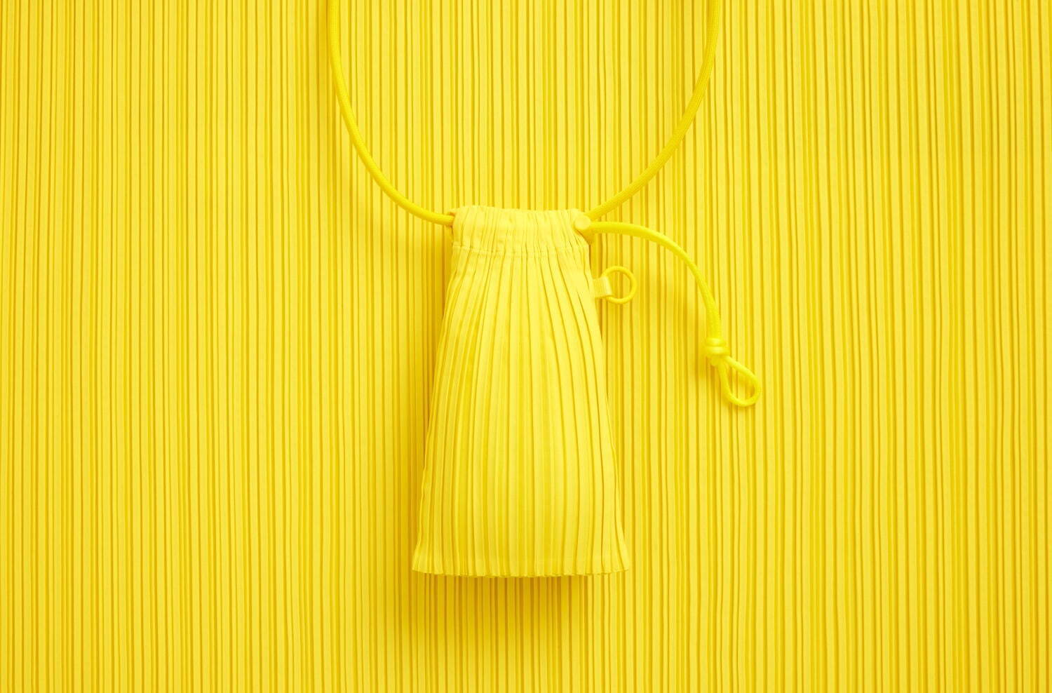 プリーツ プリーズ イッセイ ミヤケ新作“カラフル”ポシェット、アクセ