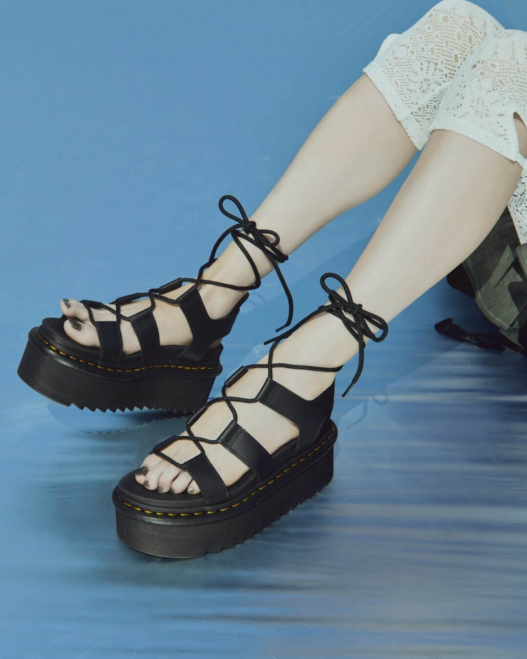 ドクターマーチン24年夏サンダル、“編み上げ”アッパーの厚底サンダル