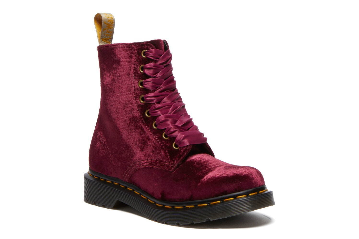 ドクターマーチン24年クリスマス、チェリーレッドに煌めくベルベット