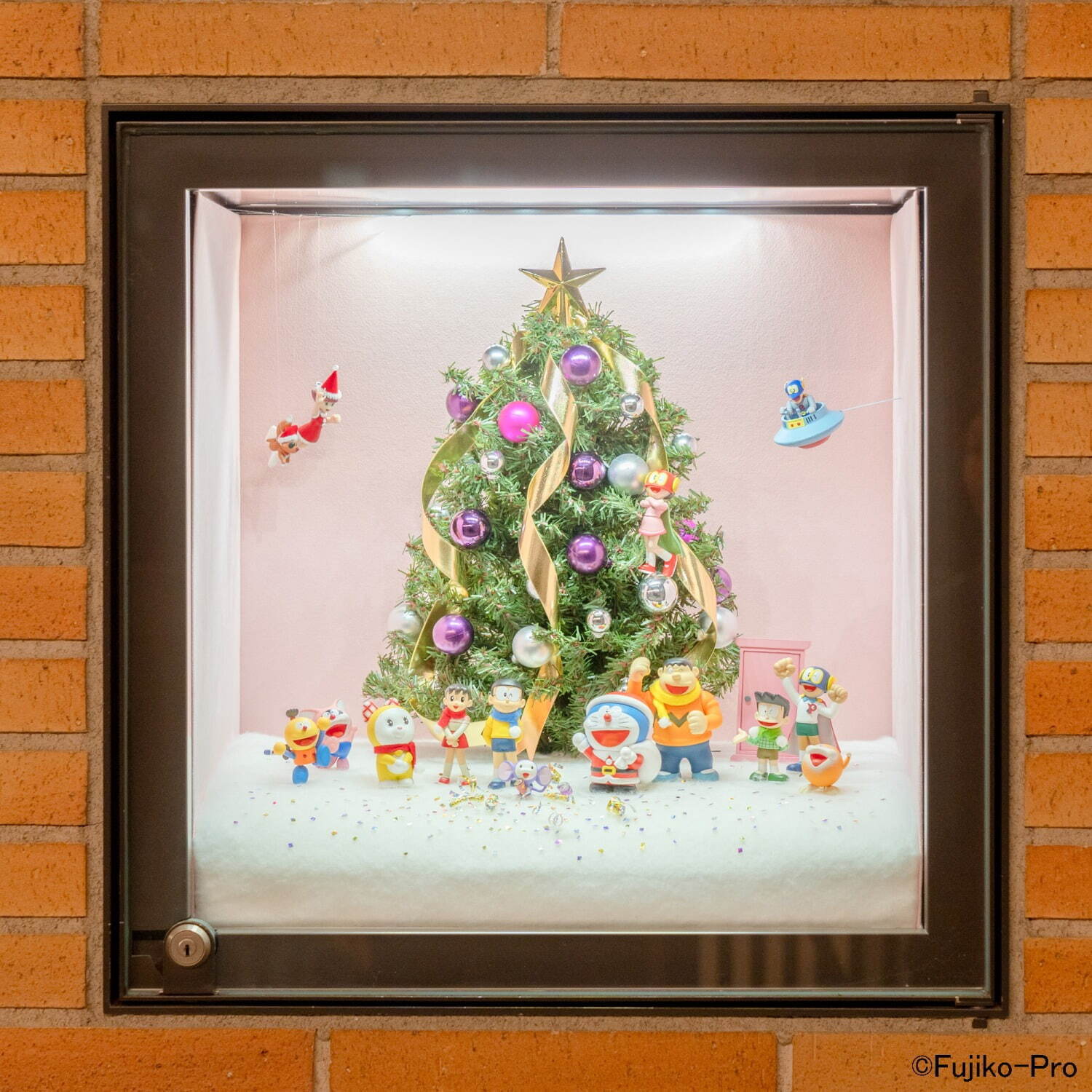 藤子・F・不二雄ミュージアムのクリスマス、“どこでもドア＆スモール