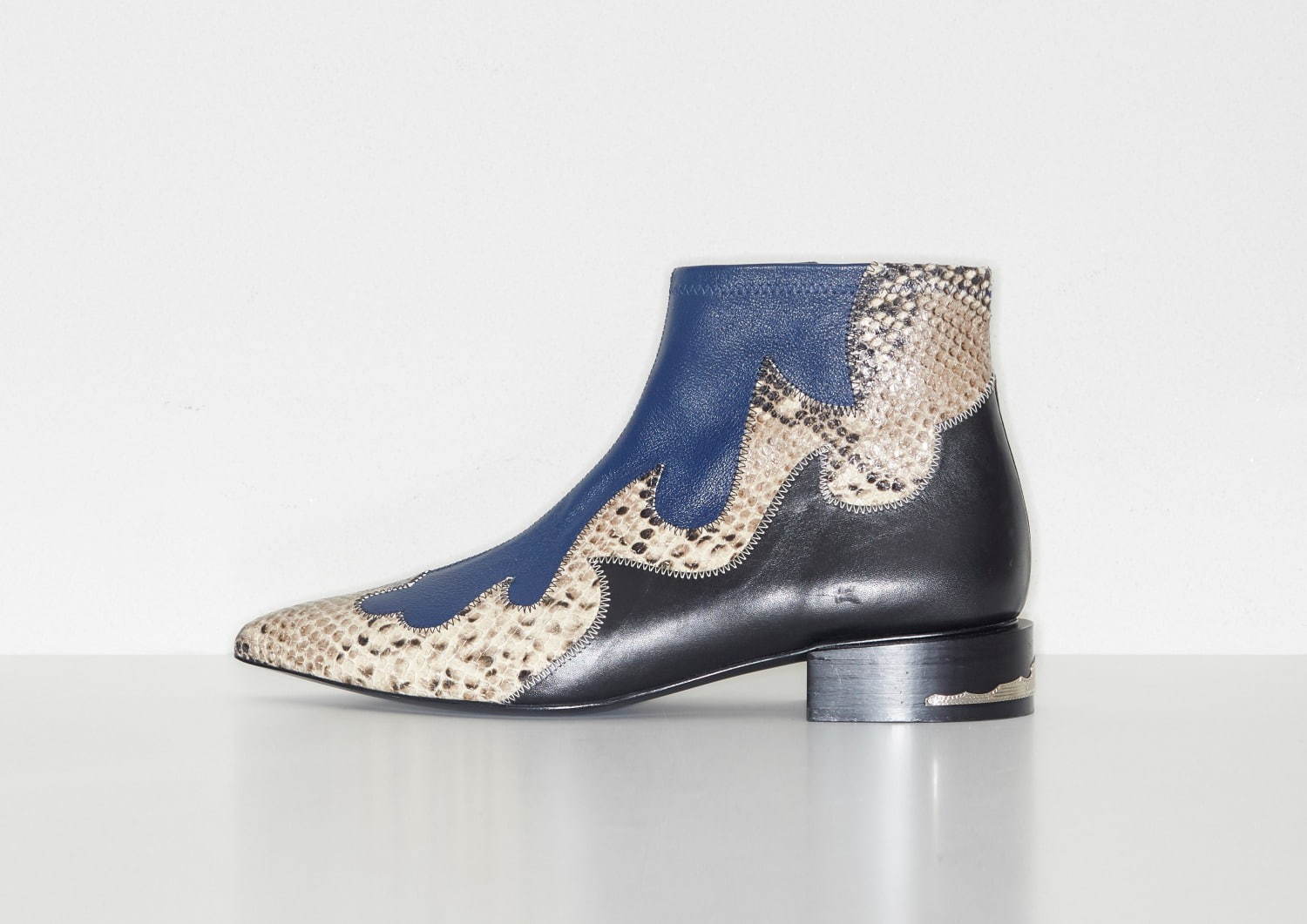 トーガ プルラ シューの新シューズ、ウエスタン調ショートブーツや2WAY