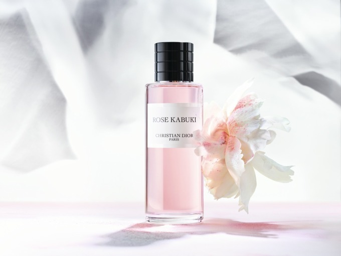 メゾン クリスチャン ディオールの新香水「ローズ カブキ」白塗りから