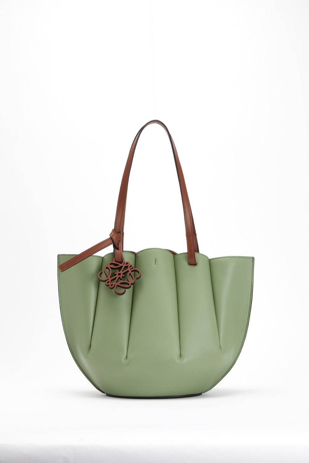 ロエベから“貝殻シルエット”の「シェル トートバッグ」が登場