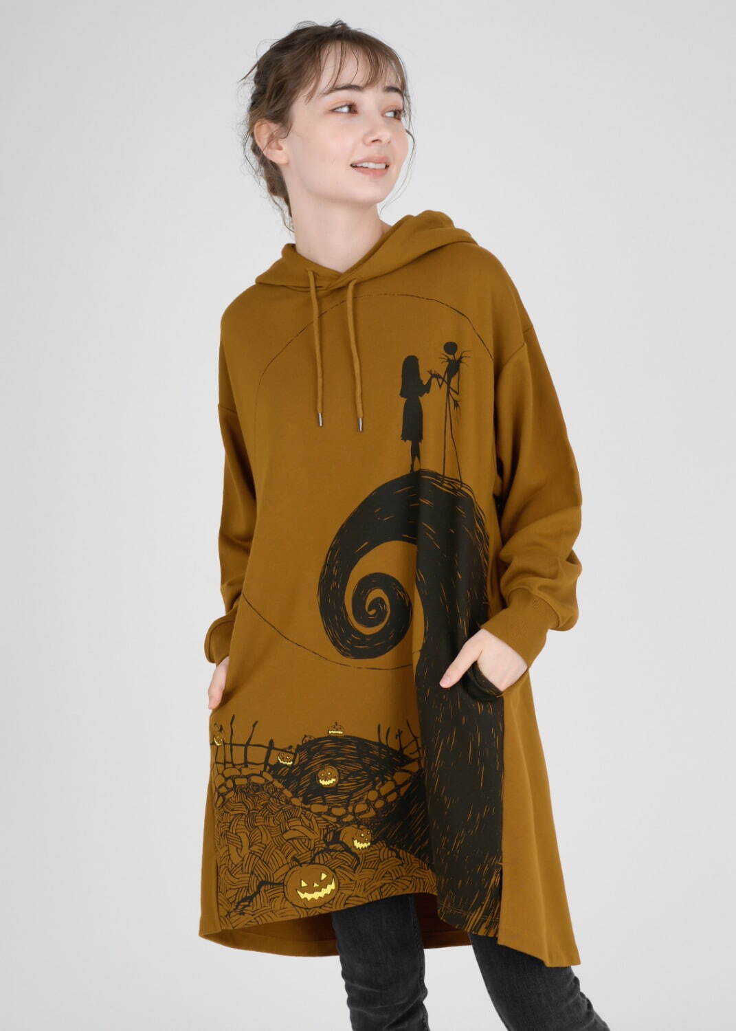 グラニフ×『ナイトメアー・ビフォア・クリスマス』満月の夜に立つ