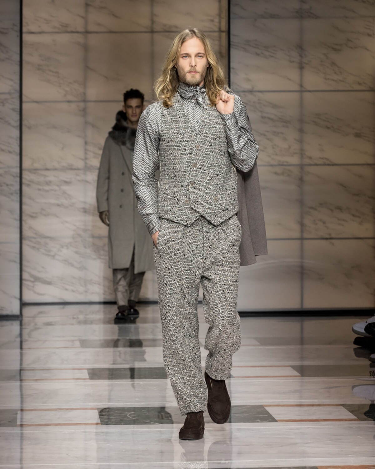 ジョルジオ アルマーニ 2023年秋冬メンズコレクション - 灰色に濡れる