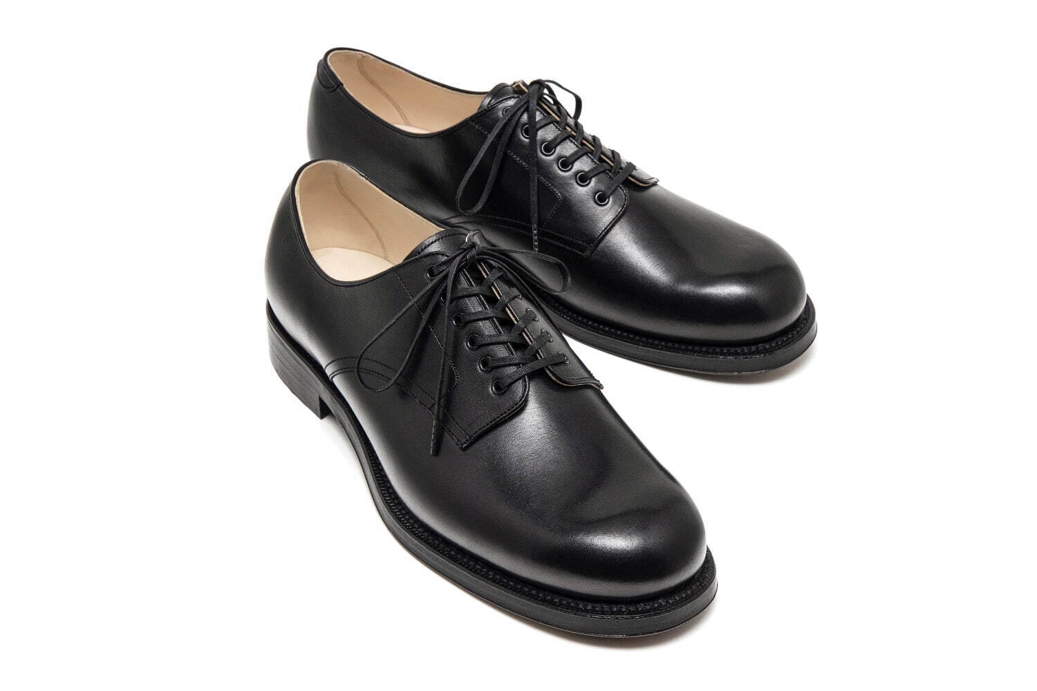 フット・ザ・コーチャーのレザーシューズ「I WALK.」ミニマルな表情に