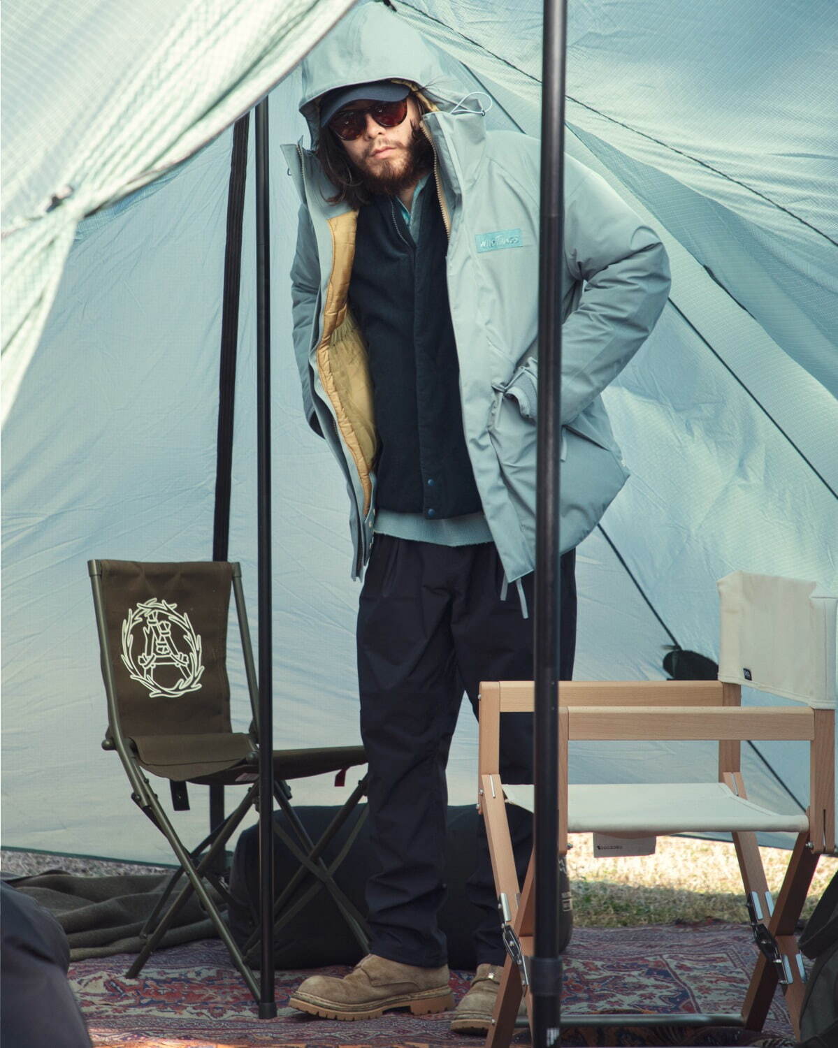 ノンネイティブ×ワイルドシングスのダウンジャケット、軽量ナイロン