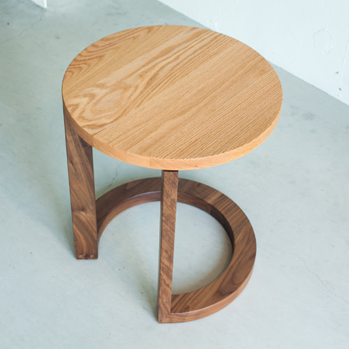 美しい円型の2種の無垢材を使用したWK30 サイドテーブル | その他