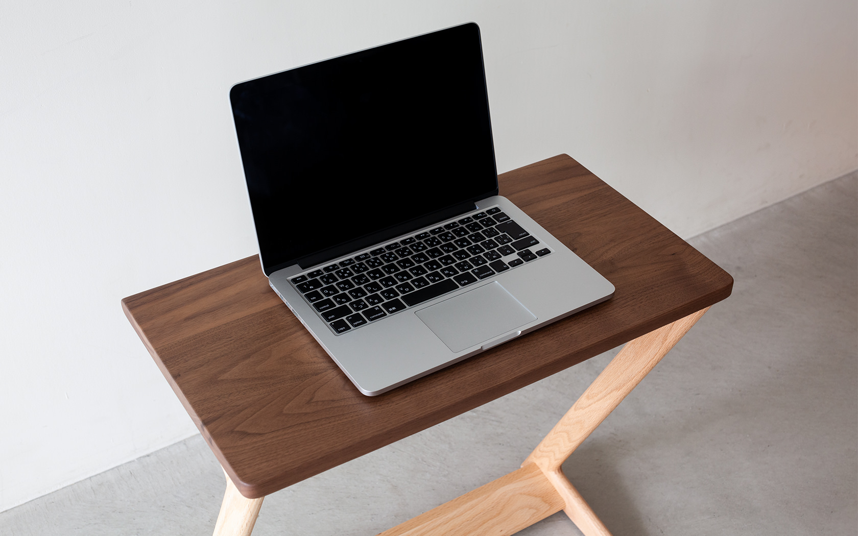 Z字のスマートなフォルムのZEDサイドテーブル | ソファ専門店FLANNEL SOFA