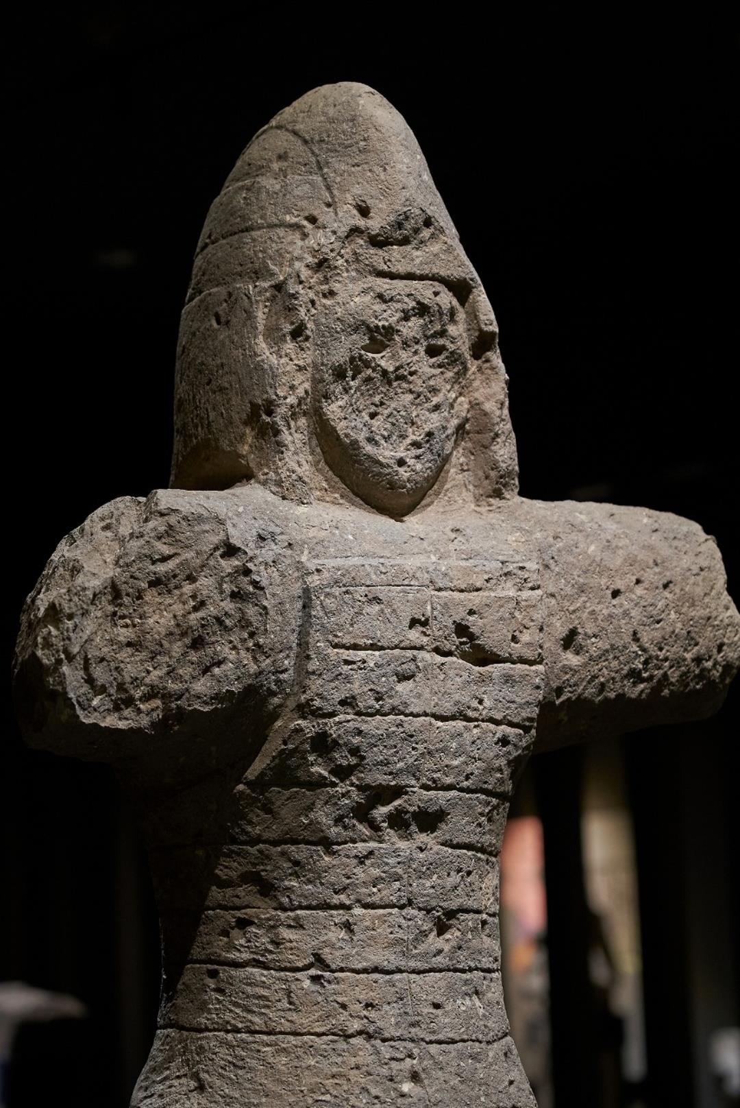 古墳期☆表面風化☆特有な結晶が見られ☆古色上質薄紫色水晶製☆特大コ