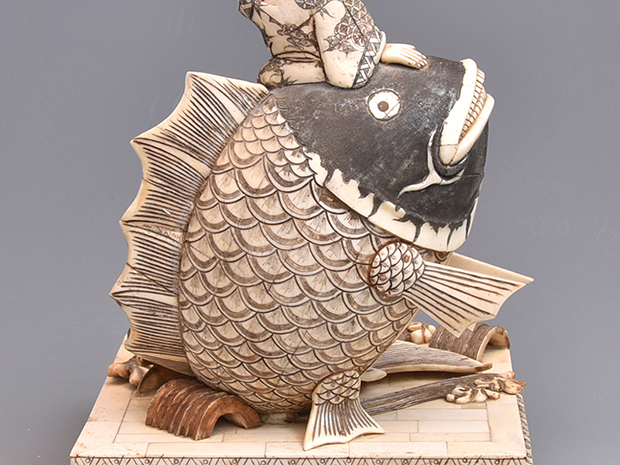 鯛に乗った恵比寿像 骨製 高さ：32cm | 古美術ささき