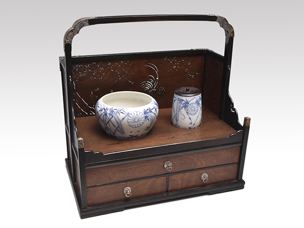 宮中使用御紋章入り（16菊紋）寄木透かし彫り煙草盆 銀金具付 | 古美術