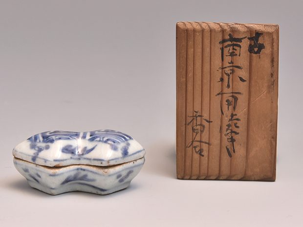 形物香合 染附 角繋 明時代末 | 古美術ささき