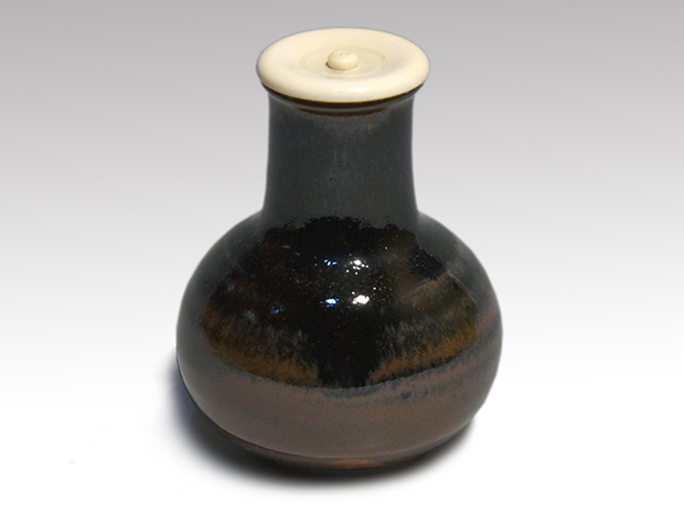 古瀬戸鶴首茶入 二代 山口錠鉄(作) 共箱 象牙蓋 仕覆（紅牙撥鏤尺文