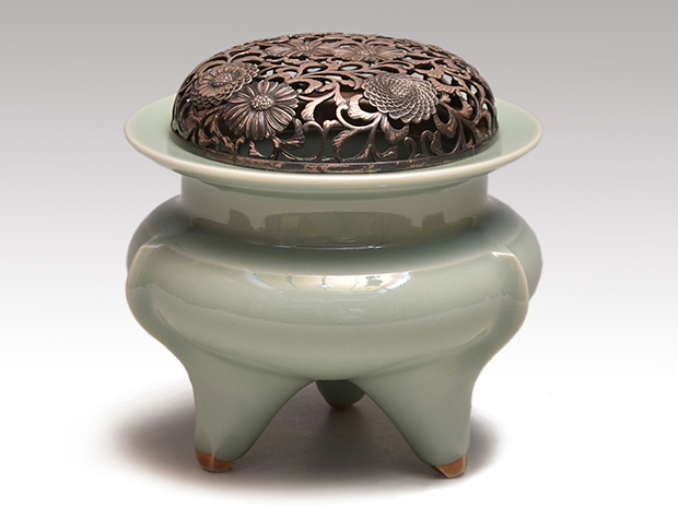 初代 諏訪蘇山 青磁 袴腰 香炉 共箱 四季草花銀火屋 約142g 帝室技芸員