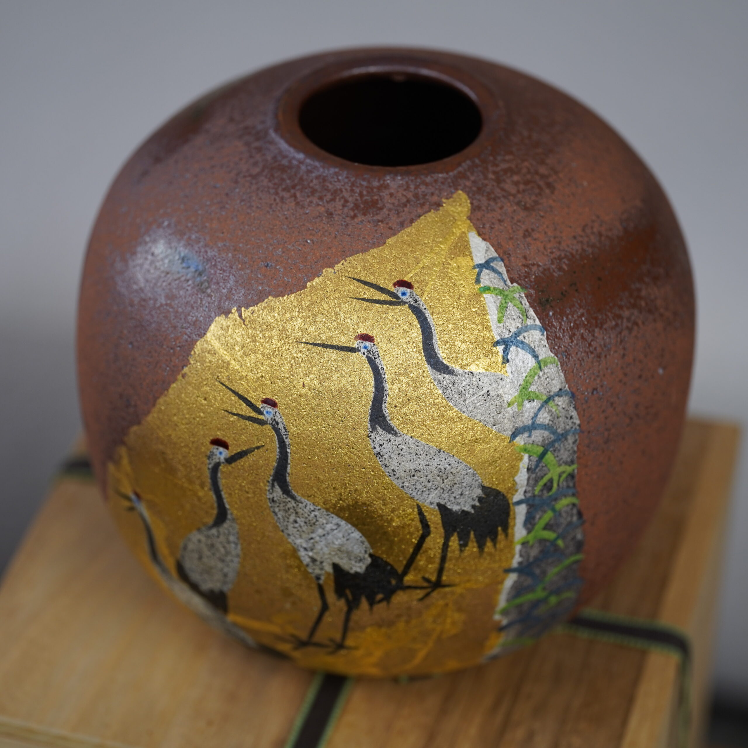 Vase boule kutani par Takashi Kitamura à décor de grues - XXe s