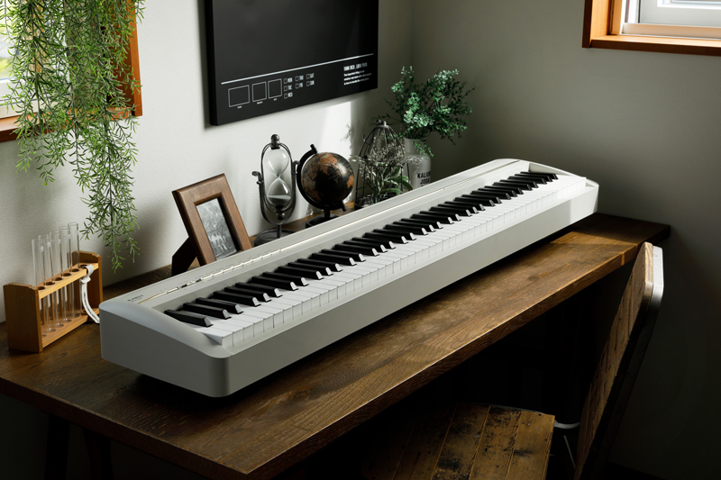 スリムでシンプルなボディ、新色にライトグレーが登場 カワイ電子