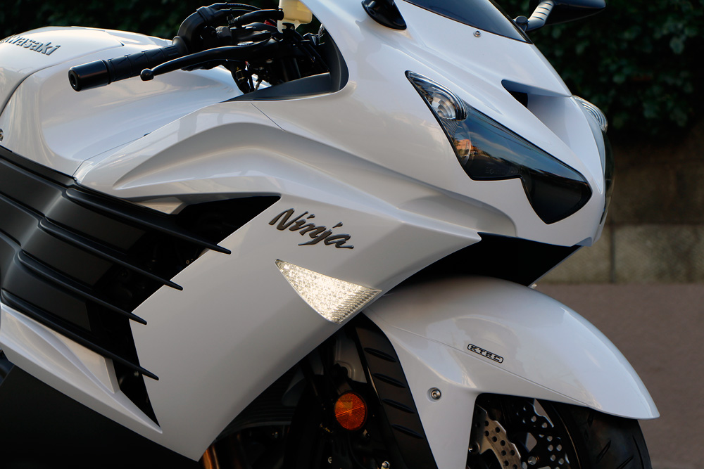 ボスコムジャパンの人気LEDウインカーシリーズにZX-14R用が登場