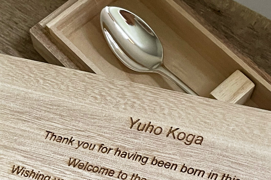 桐箱にメッセージを刻印できる名入れ純銀スプーンセット