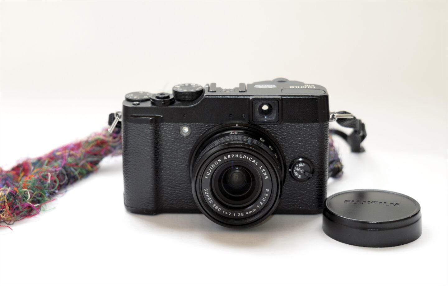 オールドコンデジ】豊かな色表現を楽しむ「FUJIFILM X10」の魅力を再