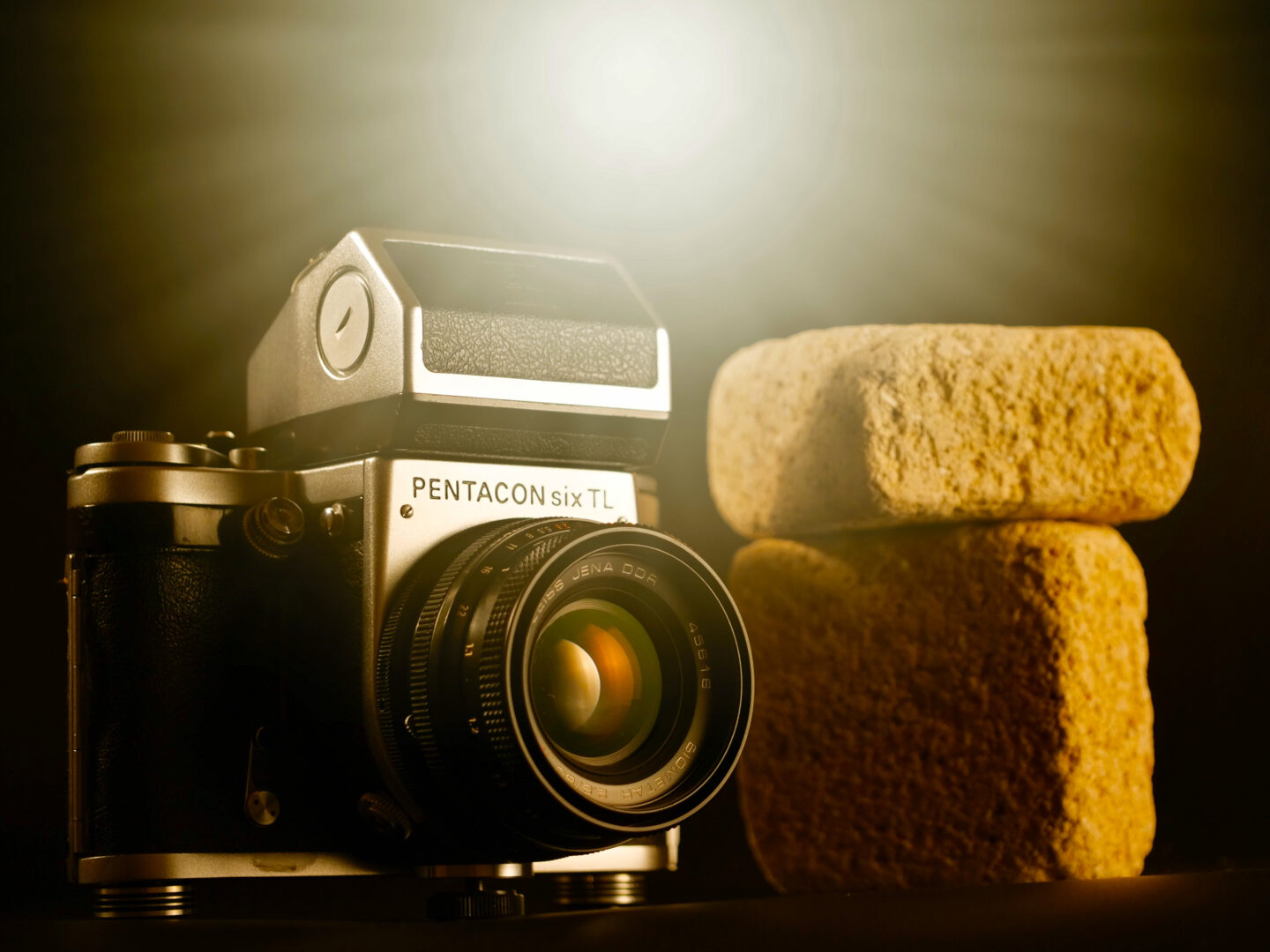 映画の中の、あのカメラ｜12 大理石の男(1977) ペンタコンsix TL | ShaSha