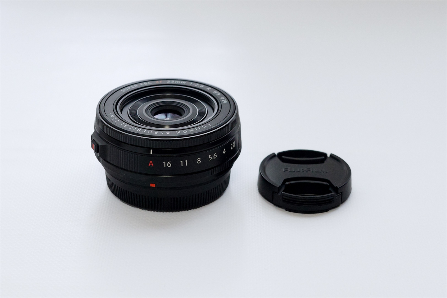 薄さ23mmの衝撃。究極のパンケーキレンズで広がるスナップの世界｜富士