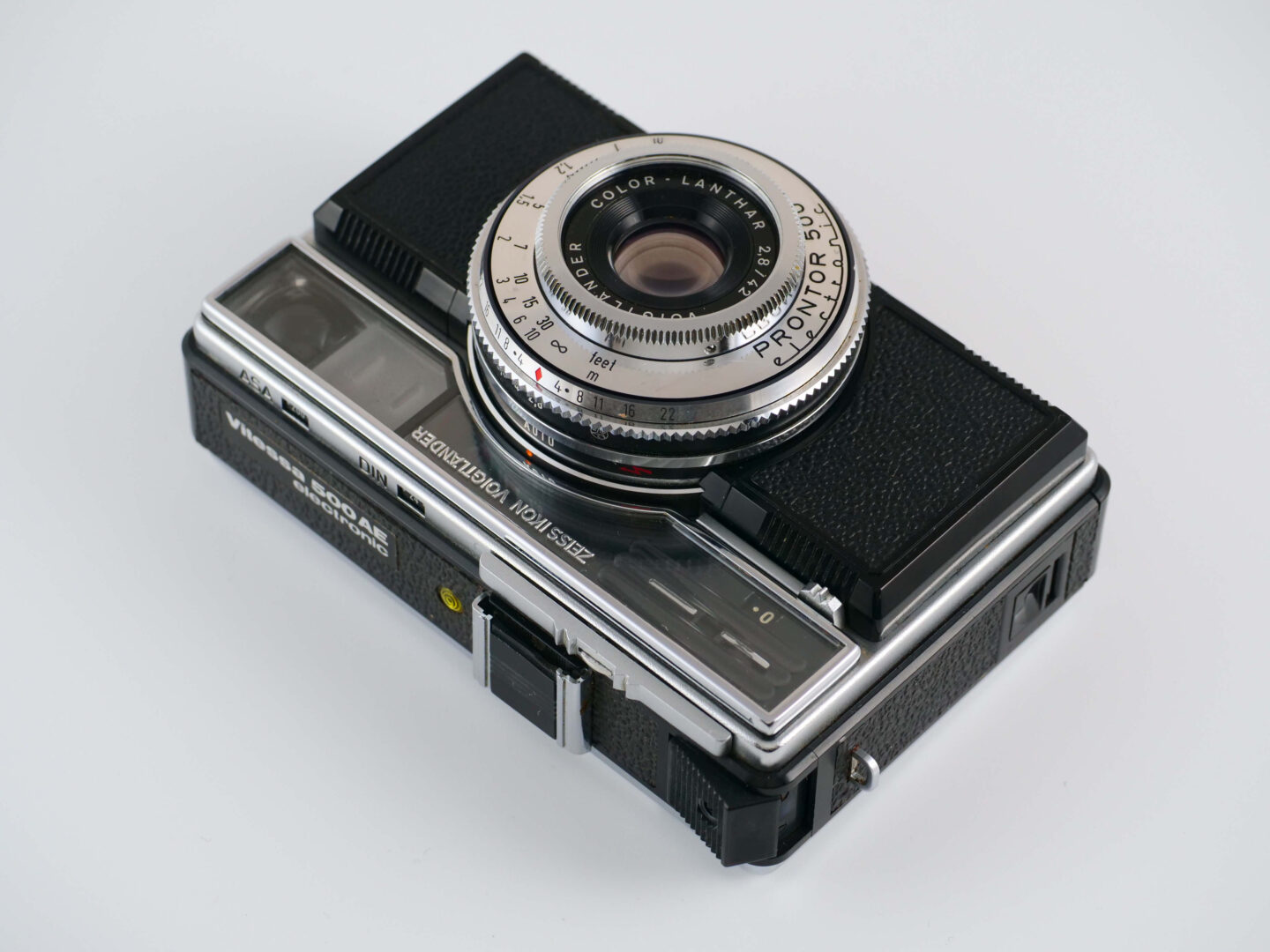 映画の中の、あのカメラ｜16 スローガン(1968) ツァイス・イコン