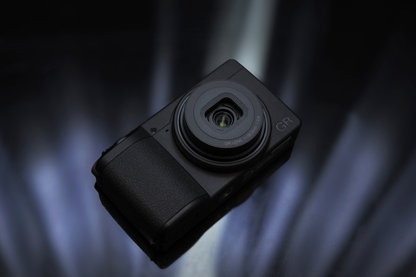 リコー GR IV Monochrome レビュー｜銀塩写真の風合いを実感できる