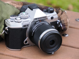 オリンパス M.ZUIKO DIGITAL 25mm F1.8 ブラック | 交換レンズ