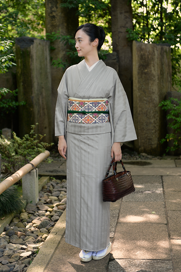 銀座【着物3013】博多紬 着物 薄墨色 献上柄 (反端付) – 銀座きもの青木