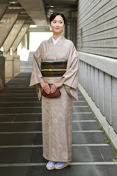 銀座【着物4226】本場白大島紬 単衣 花唐草文（反端 証紙付） – 銀座