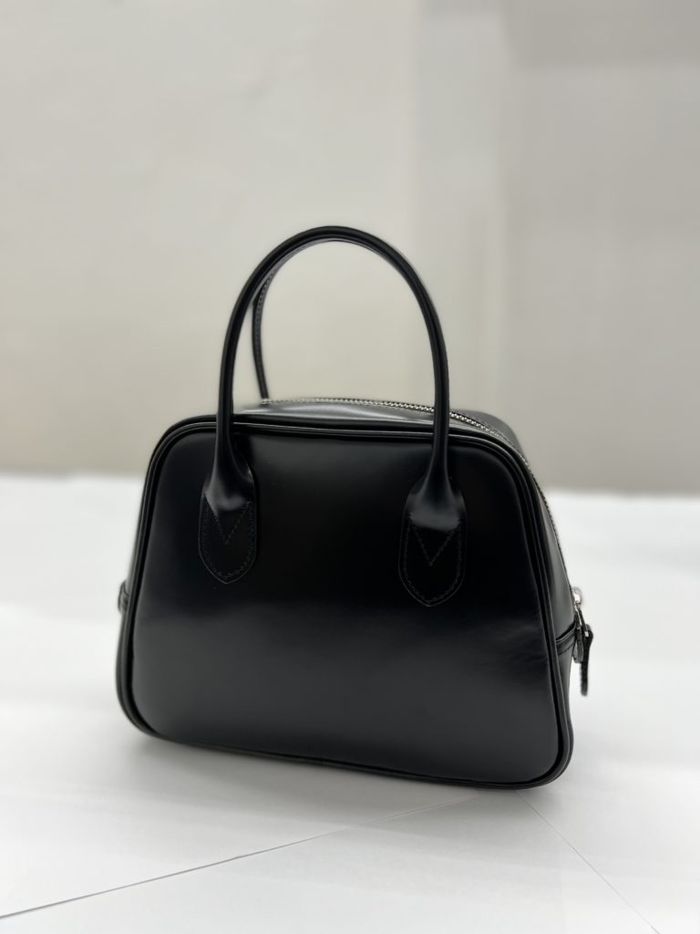 COMME des GARCONS/ コムデギャルソン】青山店限定 台形ハンドバッグ