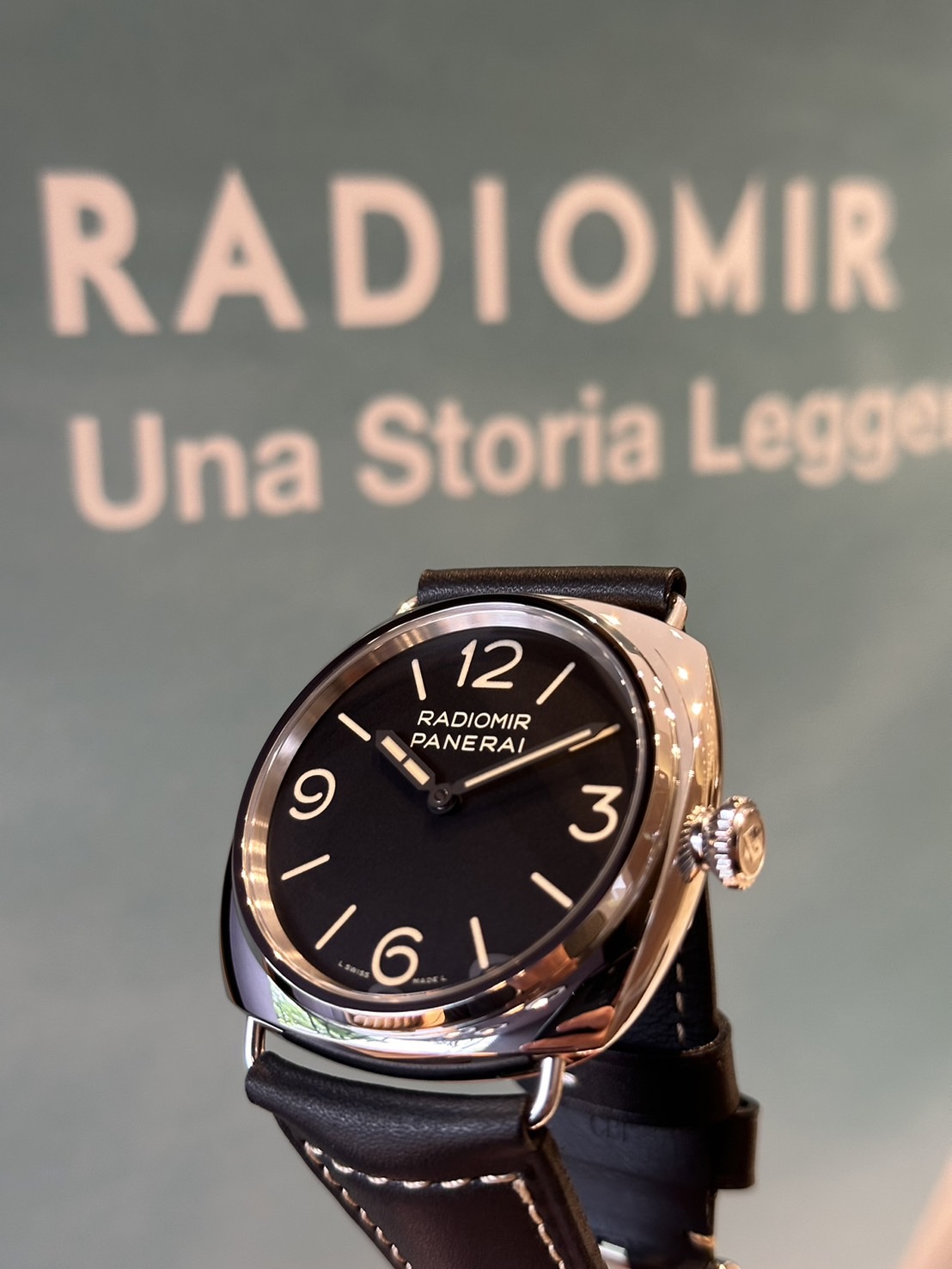 パネライ】2針のシンプル文字盤。4点数字（12・3・6・9）が揃ってる