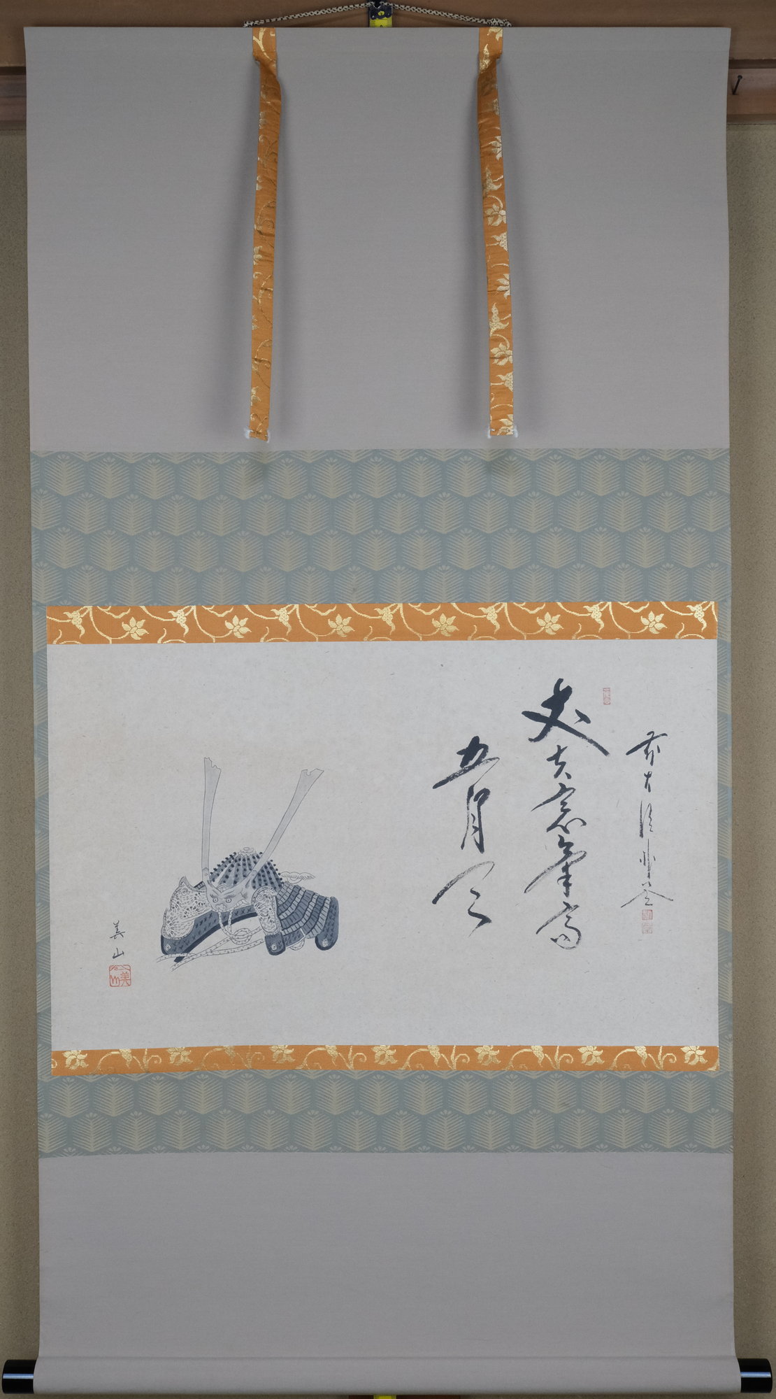 栗山園オンライン通販部 / 【出物】 掛軸 兜画賛「丈夫意気高五月天